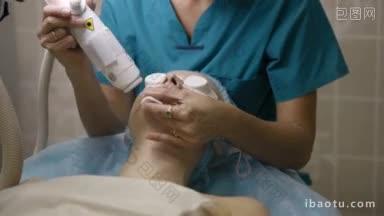 翻拍的医生或治疗师管理部分皮肤激光治疗，以恢复和振兴一个女人的皮肤